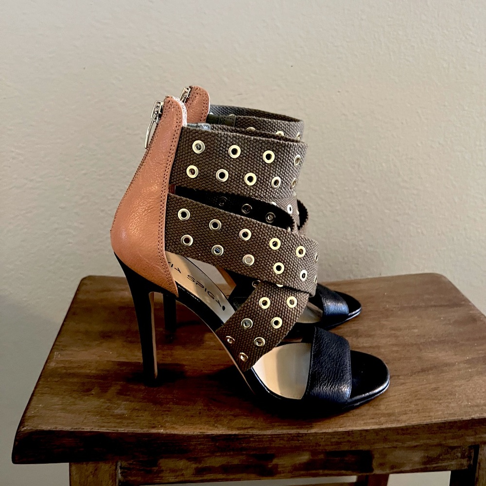 Via Spiga Open Toe Grommet Stud Sandals - Tashara High-Heels. Size 8
